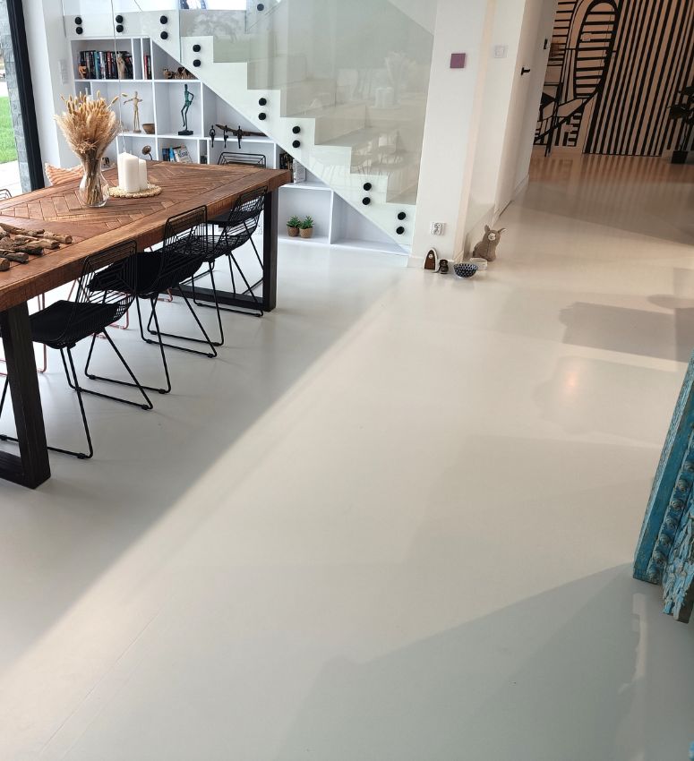 biala zywica na podlodze w salonie